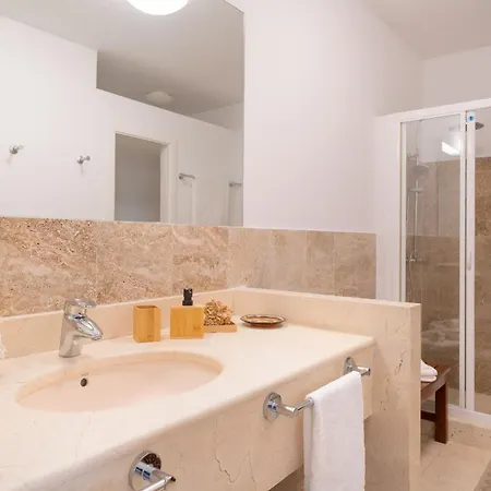 Vila Arcos, Piscina Privada Climatizada Y Jacuzzi Con Maravillosas Vistas Al Islote De Lobos Playa Blanca (Lanzarote)